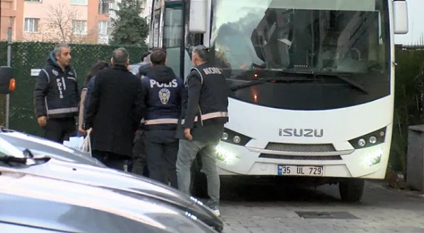 İzmir'de zimmet krizi! Eski CHP il başkanının da bulunduğu 9 şüpheli adliyeye sevk edildi